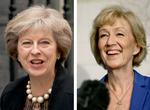 Ballade. Andrea Leadsom (th.) mener hendes rolle som mor gør, at hun har en større aktie i landets fremtid, hvis hun skulle blive landets næste premiereminister. Hendes modstander Theresa May (tv.) har ingen børn. 