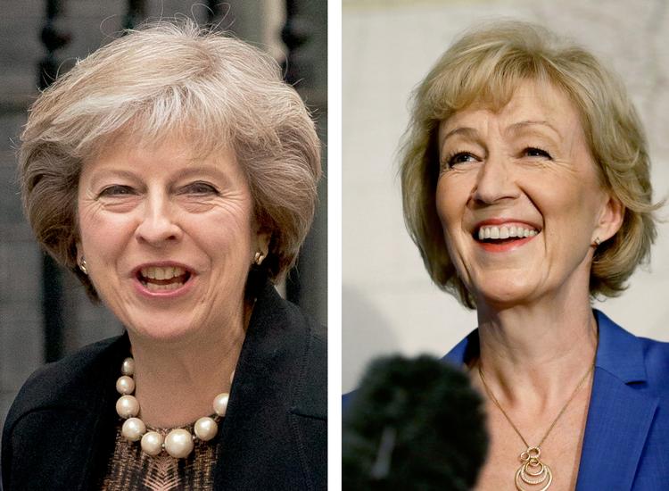 Ballade. Andrea Leadsom (th.) mener hendes rolle som mor gør, at hun har en større aktie i landets fremtid, hvis hun skulle blive landets næste premiereminister. Hendes modstander Theresa May (tv.) har ingen børn. 
