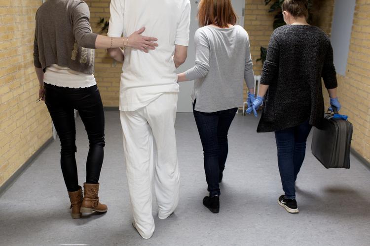 Psykiatri. Antallet af danskere i kontakt med psykiatrien er omtrent fordoblet siden 2001. På billedet ses personale samt patient på den psykiatriske skadestue i Hillerød. 