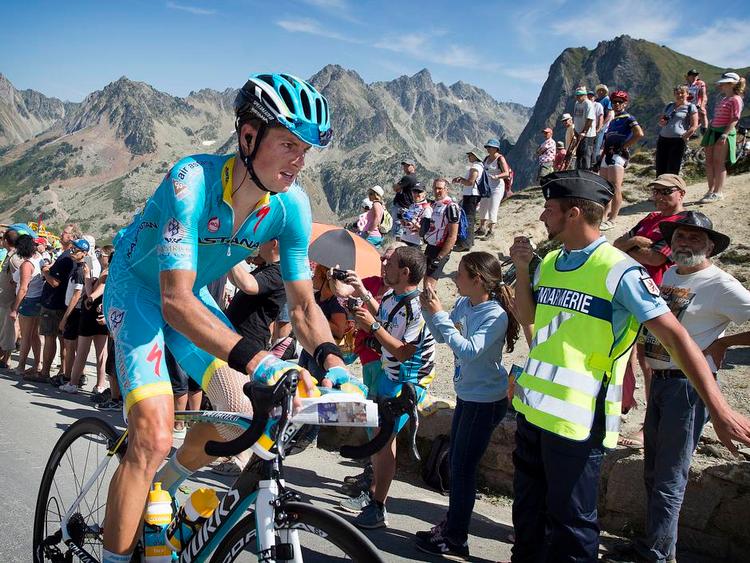 Cykkelsommer. Jakob Fuglsang i verdens hårdeste cykelløb, Tour de France, der både byder på tempo - og Jørgen Leth. 