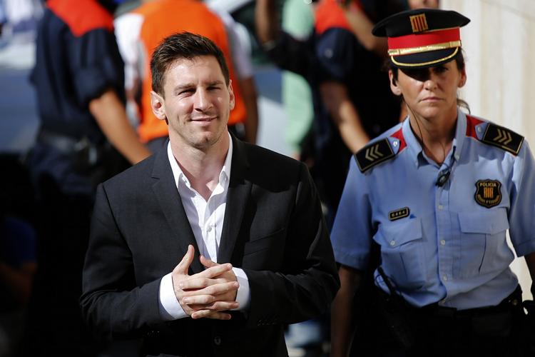 DØMT. Lionel Messi og hans far Jorge Horacio Messi er dømt for svindel. Messis klub opfordrer til, at fans støtter stjernen trods dommen. 