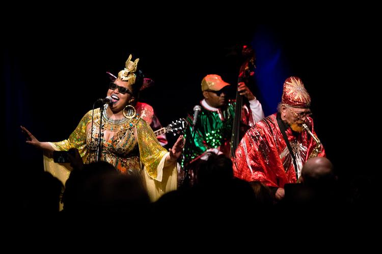 Farverigt. Det snart 60 år gamle The Arkestra er på alle måder en fest at være i selskab med. 