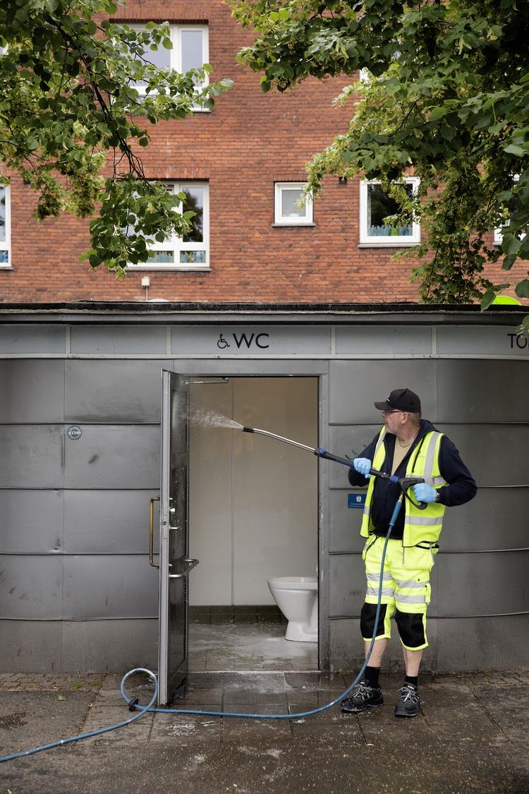 Fast arbejde. Det er lige på og hårdt fra morgenstunden, men Karl-Anker Svendsen synes, at det er et godt arbejde, for han gør nogle borgere glade. 