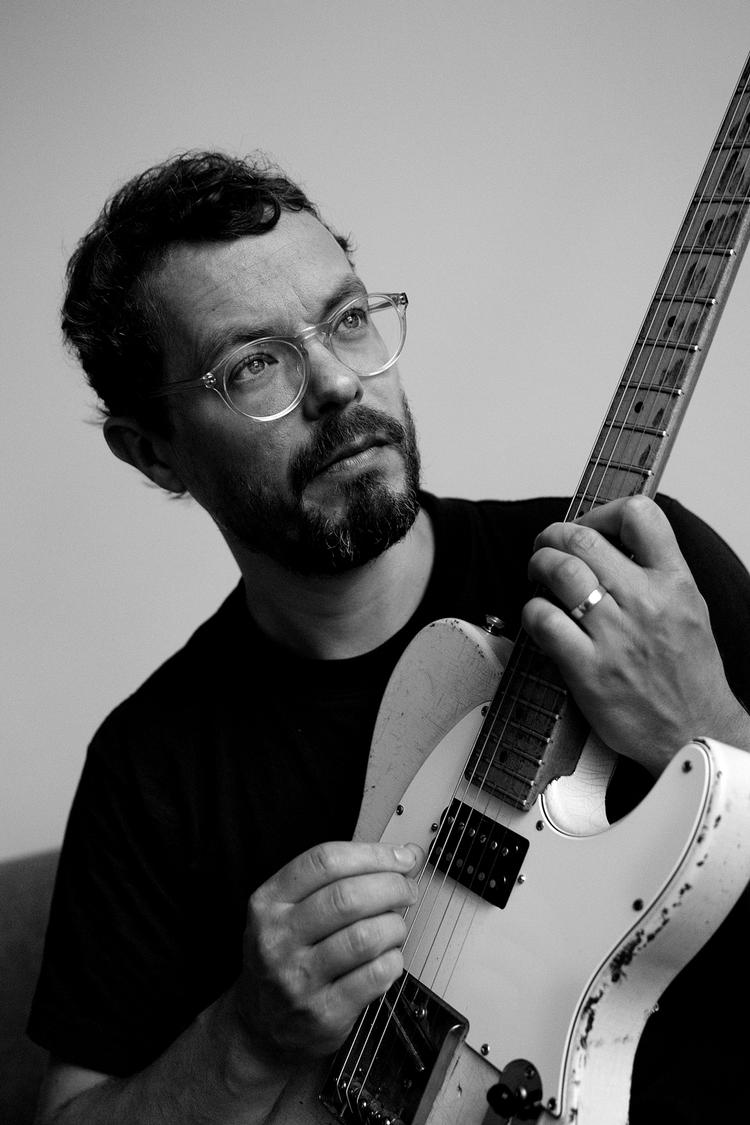 Succes. Det endte alt sammen med stående ovationer to gange, og sandt er det også, at Bro stadig er en fremragende musiker, men han er efterhånden nået til et musikalsk vadested, hvor succesen synes at bekræfte sig selv automatisk. 