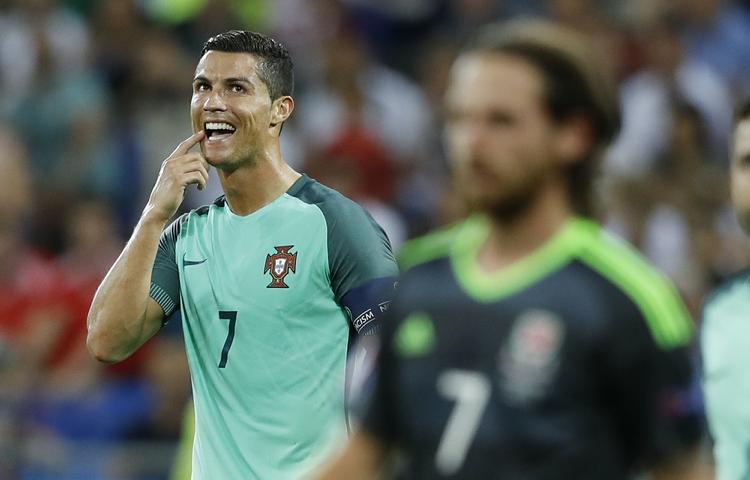 EGO. Cristiano Ronaldo kan smile, men han kan også surmule, hvis han ikke får bolden, når han vil have den - og det vil han ofte. 