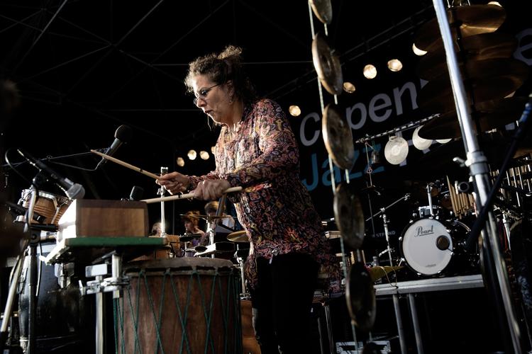 Slag. Marilyn Mazur og hendes Shamania-gruppe arbejdede med en blanding af slagtøjsinstrumenter og luft, der passerede gennem instrumenter og ud mellem stemmelæber. 