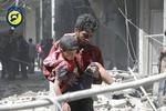 BELEJRING. Syriens støste by, Aleppo, er kommet under belejring af regimestyrker. Det kan udvikle sig til en militær katastrife, frygter eksperter. Her hjælpes et barn ud af ruinerne af en mand ved den seneste store regimeoffensiv mod Aleppo i maj. 