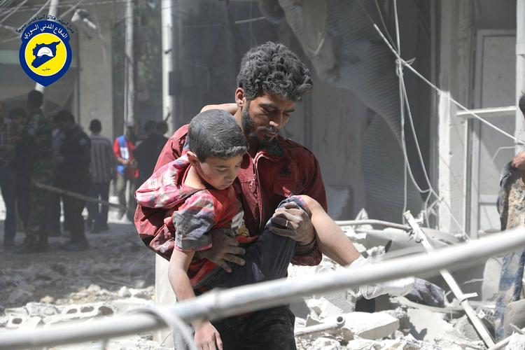 BELEJRING. Syriens støste by, Aleppo, er kommet under belejring af regimestyrker. Det kan udvikle sig til en militær katastrife, frygter eksperter. Her hjælpes et barn ud af ruinerne af en mand ved den seneste store regimeoffensiv mod Aleppo i maj. 