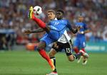 SPÆRRET. Franske Samuel Umtiti sender bolden væk for næsen af EM's måske største fiasko, tyske Thomas Müller, der brokkede sig mere, end han spillede fodbold, og misbrugte et hav af chancer foran mål. Tyskernes overvægt i spil hjalp dem ikke mod Frankrig. 