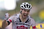 VINDER. Tom Dumoulin kørte gennem et vildt uvejr på de sidste kilometer, inden han som den første krydsede stregen på søndagens etape. 