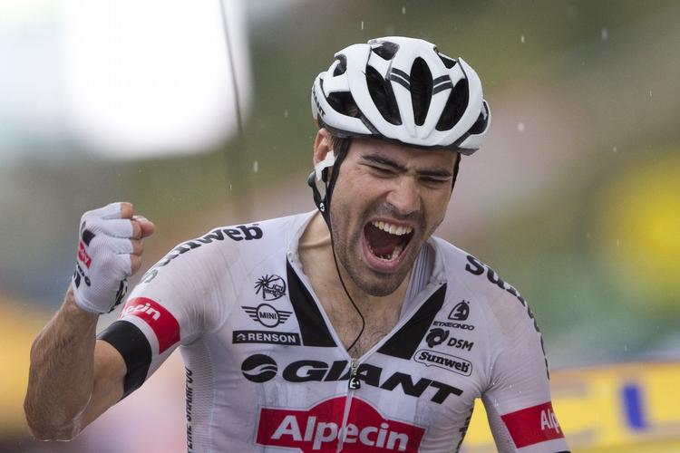 VINDER. Tom Dumoulin kørte gennem et vildt uvejr på de sidste kilometer, inden han som den første krydsede stregen på søndagens etape. 