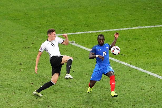 FORSVAR: Bacary Sagna (Frankrig) 