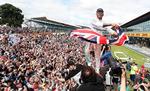 Jubel. En ekstatisk Lewis Hamilton fejrer sin sejr på hjemmebane sammen med de britiske fans. 