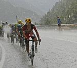 favoritterne. Med Richie Porte i front er favoritterne på vej gennem det skrækkelige vejr på dagens etape. 