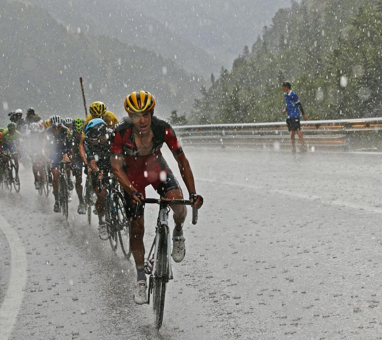 favoritterne. Med Richie Porte i front er favoritterne på vej gennem det skrækkelige vejr på dagens etape. 