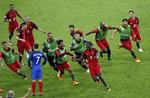 JUBEL. EM-topscorer Anotoine Griezmann er ved at blive løbet ned af jublende portugisere efter Eders sejrsmål. 