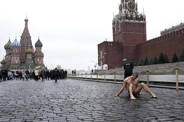 Fiksering. I november 2013 lagde Pjotr Pavlenskij sig nøgen foran Lenin-mausoleet i Moskva og sømmede sin pung fast til brostenene. 