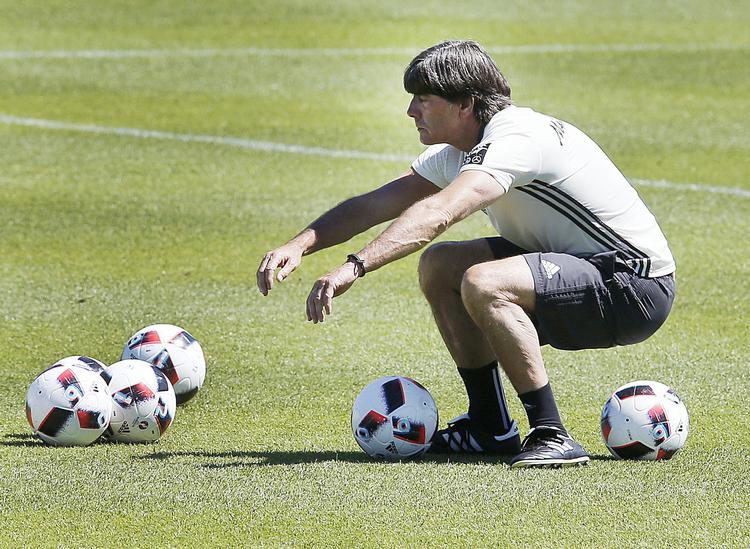 SIDDENDE. I ti år har Joachim Löw siddet som landstræner og ved alle fem slutrunder i den periode har Tyskland været mindst i semifinalen. 