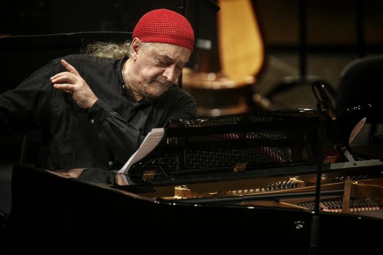 MAGI. Den brasilianske klavervirtuos Egberto Gismonti gav en opvisning i komplet overlegenhed til Copenhagen Jazz Festival. Her ses han til en koncert i juni i Tivoli. Foto: Miriam Dalsgaard 