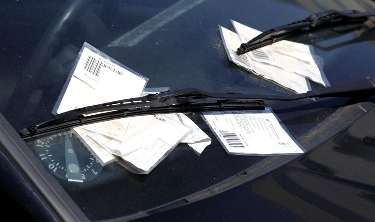 IGNORANT. I Aarhus er det værste eksempel en bilist med 80 ubetalte bøder, som nu skylder kommunen 70.000 kroner i afgifter og renter. Det har dog ikke stoppet vedkommende i at parkere ulovligt. 