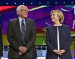 Duo. Under den første tv-debat i oktober var Bernie Sanders og Hillary Clinton stadig fine venner. Senere blev de bitre modstandere. Nu har de lagt fortiden bag sig. 