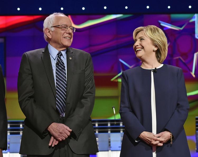 Duo. Under den første tv-debat i oktober var Bernie Sanders og Hillary Clinton stadig fine venner. Senere blev de bitre modstandere. Nu har de lagt fortiden bag sig. 