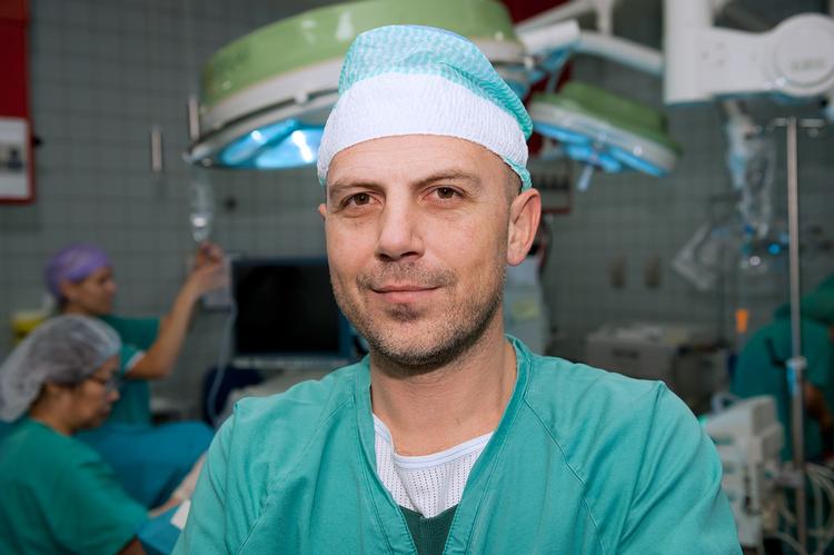 Enestående. Det er lykkedes et aarhusiansk hold af kirurger med overlæge Yazan F. Rawashdeh i spidsen - som de første i verden - at lave en rekonstruktion af et urinrør med forhud fra en donor. 