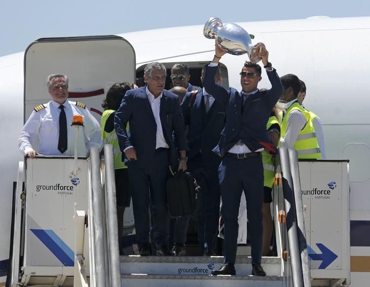 Sejr. Først ud af flyet var anfører Cristiano Ronaldo, der selv måtte udgå af finalen med en skade i knæet. Den forhindrede ham dog ikke i nærmest at agere hjælpetræner og piske sine holdkammerater frem i kampen mod Frankrig med diverse råb og fagter fra sidelinjen. 