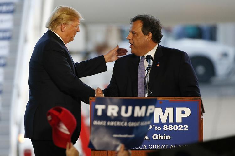 Støtte. Donald Trump har fået stor hjælp af Chris Christie i valgkampen. Christie håber, at det hjælper ham på vej mod nomineringen som vicepræsidentkandidat. 