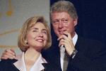 Præsident Bill Clinton and Hillary Rodham Clinto venter på at tale til en gruppe unge demokrater i 1994. 