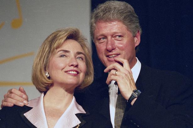 Præsident Bill Clinton and Hillary Rodham Clinto venter på at tale til en gruppe unge demokrater i 1994. 