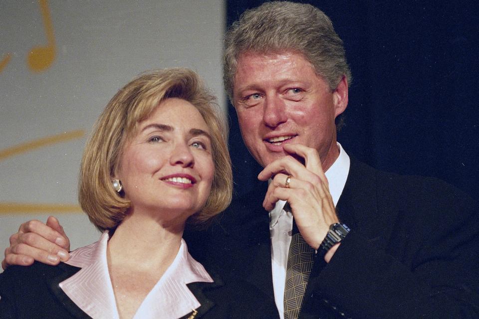 Præsident Bill Clinton and Hillary Rodham Clinto venter på at tale til en gruppe unge demokrater i 1994. 