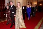 Præsident Bill Clinton med førstedame Hillary Rodham Clinton og tidligere førstedame Lady Bird Johnson, tidligere præsident Gerald R. Ford tidligere førstedame Betty Ford, tidligere præsident Jimmy Carter og tidligere førstedame Rosalynn Carter, tidligere præsident George Bush med tidligere førstedame Barbara Bush på vej til middag for 200 året for Det Hvide Hus færdiggørelse. 