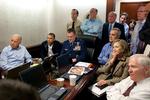 1. maj 2011 kigger daværende udenrigsminister, Hillary Rodham Clinton, præsident Barack Obama og vicepræsident Joe Biden på opdateringen på missionen der dræbte Osama bin Laden. 