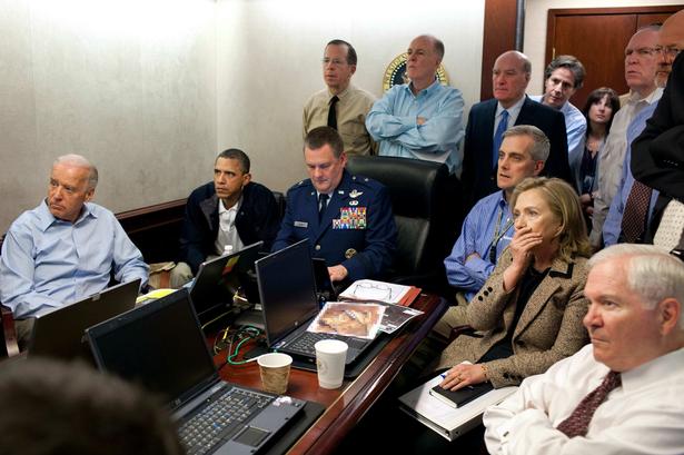 1. maj 2011 kigger daværende udenrigsminister, Hillary Rodham Clinton, præsident Barack Obama og vicepræsident Joe Biden på opdateringen på missionen der dræbte Osama bin Laden. 