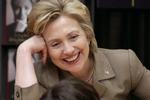Senator Hillary Rodham Clinton taler med 3-årige Maximillian Chow-Gillett, ved en bogsignering af hendes 'Living History' i Dallas i 2003. Hillary Clinton blev den første førstedame i USA's historie, der fik sin egen politiske karriere, da hun blev valgt som senator i New York i 2000. 