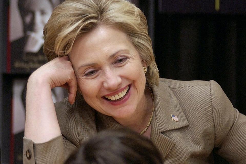 Senator Hillary Rodham Clinton taler med 3-årige Maximillian Chow-Gillett, ved en bogsignering af hendes 'Living History' i Dallas i 2003. Hillary Clinton blev den første førstedame i USA's historie, der fik sin egen politiske karriere, da hun blev valgt som senator i New York i 2000. 