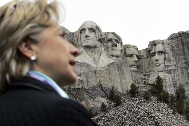 Daværende senator Hillary Clinton kigger nærmere på Mount Rushmore under valgkampen i 2008. Hun kæmpede for at blive demokraternes præsidentkandidat, men måtte se sig slået af Barack Obama. 