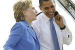 Barack Obama blev efterfølgende valgt som præsident og valgte Hillary Clinton som udenrigsminister. Her ses daværende præsidentkandidat Barack Obama og og Hillary Clinton på vej ind i et fly under valgkampen i 2008. 