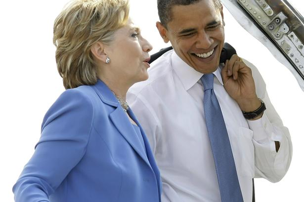 Barack Obama blev efterfølgende valgt som præsident og valgte Hillary Clinton som udenrigsminister. Her ses daværende præsidentkandidat Barack Obama og og Hillary Clinton på vej ind i et fly under valgkampen i 2008. 