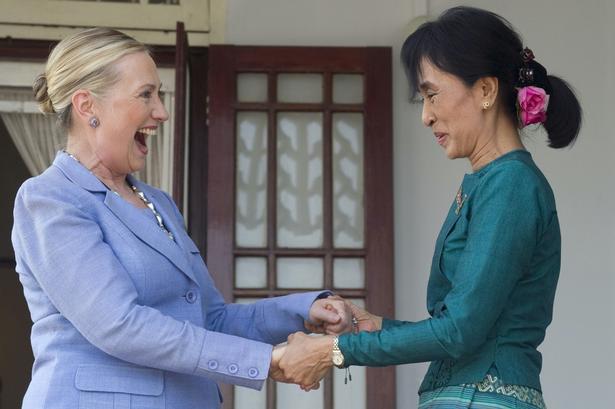 2. december 2011 mødtes daværende udenrigsminister, Hillary Clinton, med Myanmars oppositionsleder Aung San Suu Kyi i Yangon. 