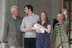20. juni 2016 kunne et par stolte bedsteforældre Bill og Hillary Clinton vise deres andet barnebarn frem, da datteren Chelsea fødte hende og hendes mand Mark Mezvinsky's andet barn - sønnen Aidan. 
