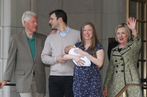 20. juni 2016 kunne et par stolte bedsteforældre Bill og Hillary Clinton vise deres andet barnebarn frem, da datteren Chelsea fødte hende og hendes mand Mark Mezvinsky's andet barn - sønnen Aidan. 