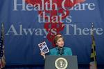 28. oktober 1993 præsenterede daværende førstedame, Hillary Clinton, en udgave af sin mands sundhedsplan på John Hopkins universitetet i Baltimore. I Bill Clintons første præsidentperiode stod Hillary Clinton i spidsen for hans sundhedsreform - en reform, der endte med at mislykkes. 