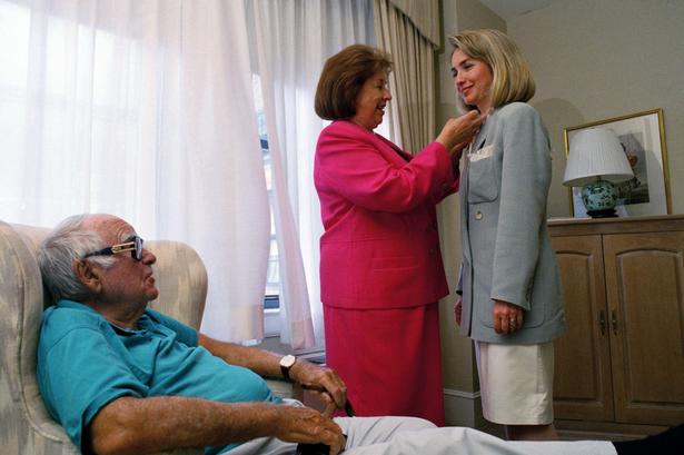 På dette billede fra juli 1992 ses Hillary Clinton med hendes forældre, Hugh og Dorothy Rodham, på et hotelværelse i New York. Hugh Rodham døde året efter i 1993. Dorothy Rodham døde i 2011. 