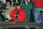 26. januar 1996 forlader førstedame Hillary Clinton retsbygningen i Washington efter af have afgivet forklaring i Whitewater skandalen. Igennem deres tid i det Hvide Hus var Clinton-parret involveret i flere skandaler og kontroverser. 