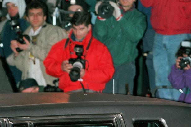 26. januar 1996 forlader førstedame Hillary Clinton retsbygningen i Washington efter af have afgivet forklaring i Whitewater skandalen. Igennem deres tid i det Hvide Hus var Clinton-parret involveret i flere skandaler og kontroverser. 