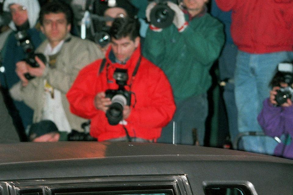 26. januar 1996 forlader førstedame Hillary Clinton retsbygningen i Washington efter af have afgivet forklaring i Whitewater skandalen. Igennem deres tid i det Hvide Hus var Clinton-parret involveret i flere skandaler og kontroverser. 