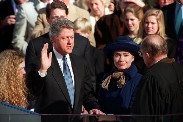 Hillary Clinton stod ved sin mands side, da Bill Clinton blev indsat som præsident den 20. januar 1993. 