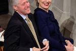 Bill og Hillary Clinton i højt humør ved en gudstjeneste i National Cathedral i Washington 21. januar 2009. Samme dag blev hun indsat som udenrigsminister. Det kan måske forklare smilene. 